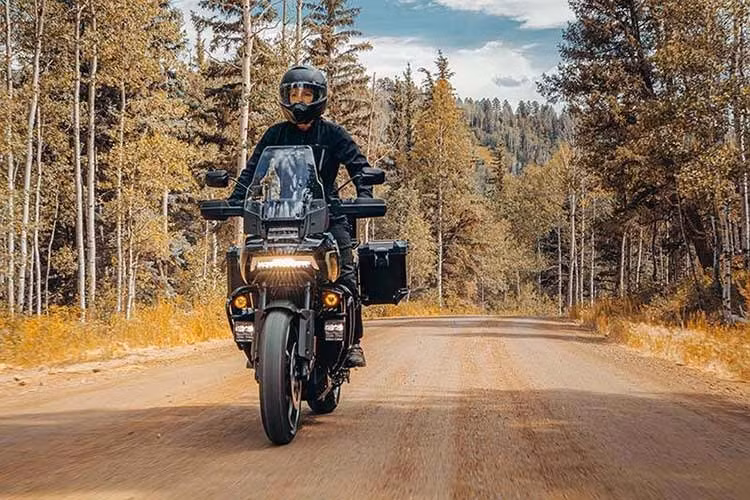 Harley-Davidson vừa cho ra mắt phiên bản nâng cấp nhẹ của dòng xe adventure Pan America 1250, có tên gọi là Pan America 1250 Limited. Đây là phiên bản thứ tư của mẫu "xế phượt" Pan America, lần đầu tiên được giới thiệu vào năm 2021, với khoảng sáng gầm thấp nhất là 154mm.