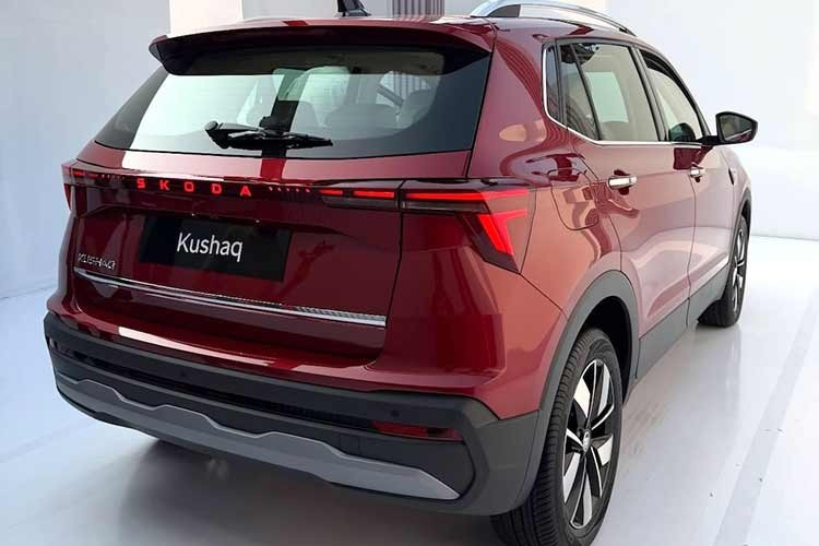 Đèn pha và đèn hậu LED nay là trang bị tiêu chuẩn trên tất cả các phiên bản, trong khi các phiên bản cao cấp hơn được bổ sung đèn sương mù LED và cảm biến đỗ xe phía trước. Ở phía sau, đèn hậu LED liền mạch với đèn báo rẽ tuần tự và chữ "Skoda" phát sáng góp phần tạo nên diện mạo hiện đại hơn.