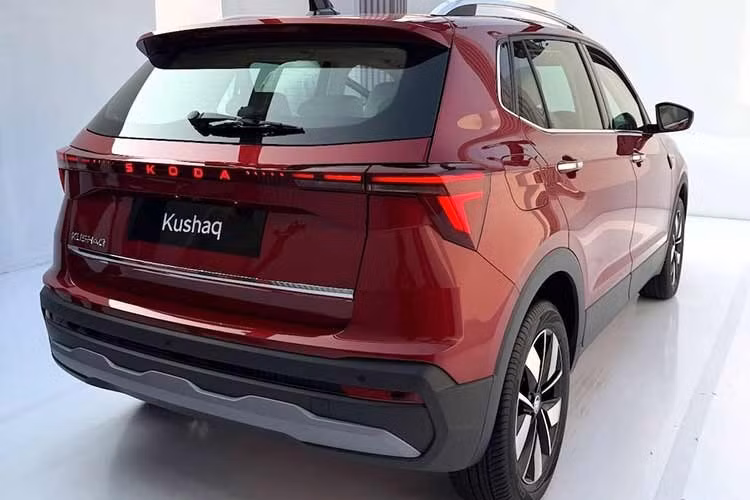 Đèn pha và đèn hậu LED nay là trang bị tiêu chuẩn trên tất cả các phiên bản, trong khi các phiên bản cao cấp hơn được bổ sung đèn sương mù LED và cảm biến đỗ xe phía trước. Ở phía sau, đèn hậu LED liền mạch với đèn báo rẽ tuần tự và chữ "Skoda" phát sáng góp phần tạo nên diện mạo hiện đại hơn.