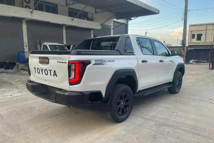 Nếu giá bán trên là chính xác, Toyota Hilux 2026 sẽ sở hữu giá bán không chênh lệch nhiều so với các đối thủ cùng phân khúc nhằm duy trì lợi thế cạnh tranh. Cả ba phiên bản này đều được nhập khẩu nguyên chiếc từ Thái Lan như trước. Hiện trang bị cụ thể của Toyota Hilux thế hệ mới dành cho Việt Nam vẫn chưa được công bố.