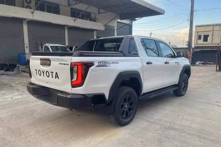Nếu giá bán trên là chính xác, Toyota Hilux 2026 sẽ sở hữu giá bán không chênh lệch nhiều so với các đối thủ cùng phân khúc nhằm duy trì lợi thế cạnh tranh. Cả ba phiên bản này đều được nhập khẩu nguyên chiếc từ Thái Lan như trước. Hiện trang bị cụ thể của Toyota Hilux thế hệ mới dành cho Việt Nam vẫn chưa được công bố.