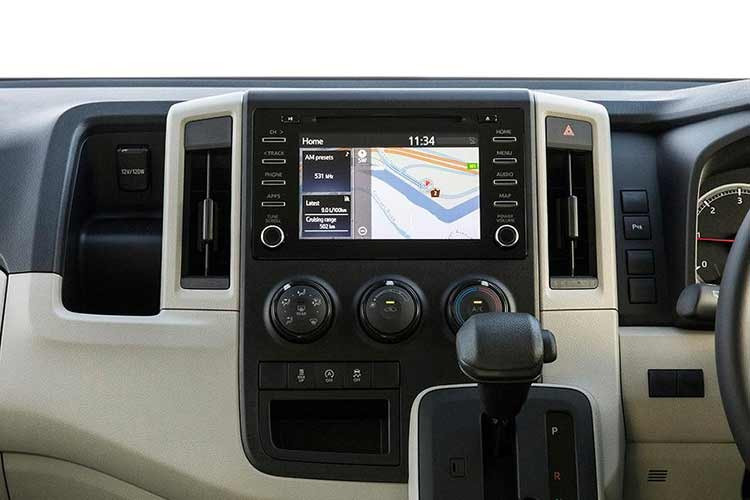 Trên Toyota HiAce 2026 còn có sự xuất hiện của gói công nghệ Toyota Safety Sense thế hệ mới. Hệ thống này mang đến những tính năng hỗ trợ lái tối tân như kiểm soát hành trình bằng radar có khả năng tự động giảm tốc khi vào cua, hỗ trợ chuyển làn và nhận diện biển báo giao thông.