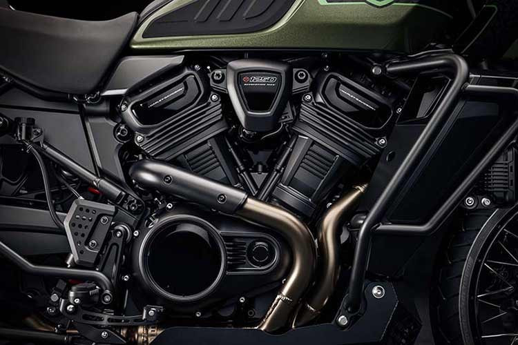 Phuộc trước dạng ngược 47mm cũng được tích hợp hệ thống điện tử. Xe có thể được thiết lập ở chế độ giảm xóc thích ứng , sử dụng cảm biến để đánh giá địa hình và điều chỉnh tải trọng ban đầu ngay lập tức để đạt hiệu quả giảm chấn tốt nhất. Người dùng cũng có thể điều chỉnh các cài đặt này thủ công hoặc tùy chỉnh chúng bằng các chế độ lái được lập trình sẵn.