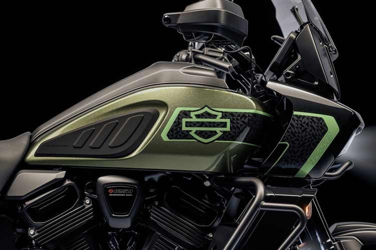 Tương tự như mẫu ST thể thao hơn được giới thiệu vào năm 2025, nó cũng bao gồm hệ thống sang số nhanh. Vị trí của cả bàn đạp phanh sau và cần số đều có thể điều chỉnh tùy theo phong cách lái và kích cỡ giày.