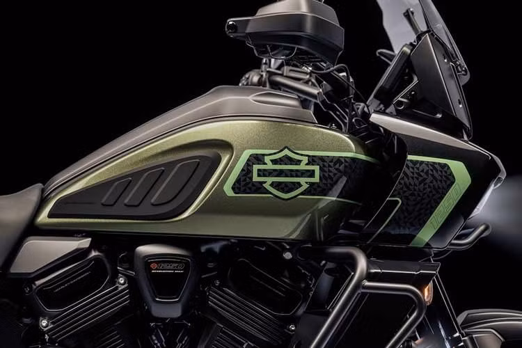 Tương tự như mẫu ST thể thao hơn được giới thiệu vào năm 2025, nó cũng bao gồm hệ thống sang số nhanh. Vị trí của cả bàn đạp phanh sau và cần số đều có thể điều chỉnh tùy theo phong cách lái và kích cỡ giày.