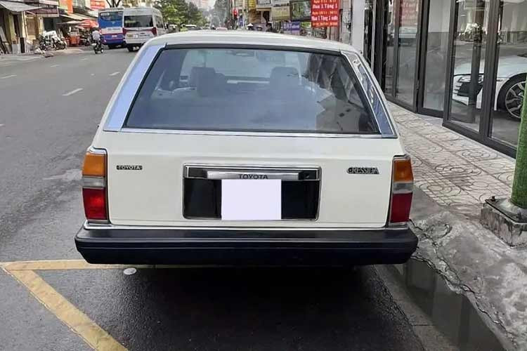 Ra mắt vào tháng 8 năm 1984, thế hệ thứ 5 đã bỏ tên "Corona" ở Nhật Bản và trở thành Toyota Mark II. Thế hệ Mark II này giờ đây là đối thủ cạnh tranh của sedan Nissan Bluebird Maxima. Bên cạnh người mua cá nhân, dòng xe Mark II cũng bao gồm các mẫu xe nhắm mục tiêu cụ thể vào bán hàng cho đội xe, các cơ quan chính phủ và dịch vụ taxi.