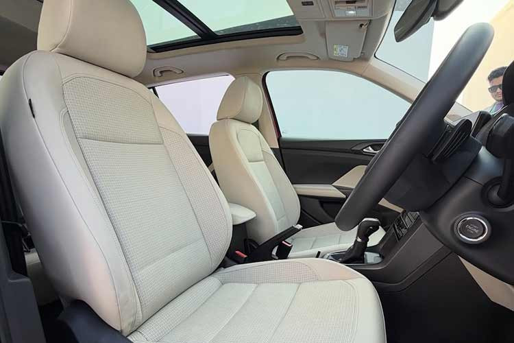 Ghế trước của xe chỉnh điện có chức năng thông gió được trang bị trên các phiên bản cao cấp hơn, cùng với chất liệu bọc ghế mới và nội thất được cập nhật trên toàn bộ các phiên bản. Khoang hành lý vẫn giữ nguyên dung tích 491 lít, có thể mở rộng lên đến 1.405 lít khi gập hàng ghế sau.