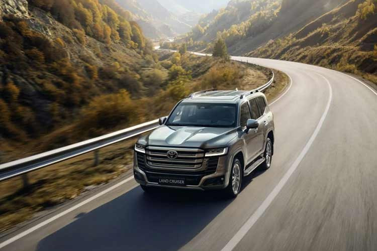 Với sức mạnh vượt trội và khả năng vận hành linh hoạt, phiên bản Hybrid của Land Cruiser 300 này không chỉ là lời khẳng định về công nghệ của Toyota mà còn là sự lựa chọn hoàn hảo cho những khách hàng tìm kiếm một chiếc xe vừa sang trọng, vừa bền bỉ lại mạnh mẽ.