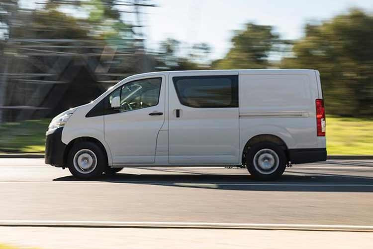 Nhìn chung, phom dáng của Toyota HiAce 2026 không có nhiều thay đổi mang tính đột phá so với bản tiền nhiệm khi xe vẫn giữ phong cách vuông vức thực dụng, chỉ tinh chỉnh cụm đèn pha LED Bi-Beam với đồ họa mới sắc sảo hơn.