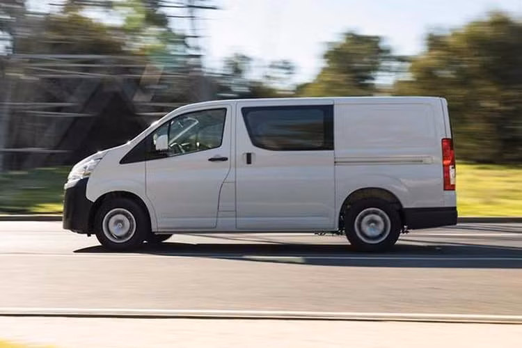 Nhìn chung, phom dáng của Toyota HiAce 2026 không có nhiều thay đổi mang tính đột phá so với bản tiền nhiệm khi xe vẫn giữ phong cách vuông vức thực dụng, chỉ tinh chỉnh cụm đèn pha LED Bi-Beam với đồ họa mới sắc sảo hơn.