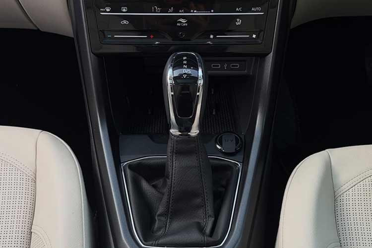 Kushaq nâng cấp được trang bị hệ thống thông tin giải trí 10,1 inch từ các phiên bản Signature trở lên, với Android Auto và Apple CarPlay không dây. Hệ thống này được kết hợp với ứng dụng đồng hành mới do Google Automotive AI Agent cung cấp, mang đến trợ lý giọng nói theo ngữ cảnh, thông tin thời gian thực như tin tức và xu hướng, cùng khả năng điều khiển rảnh tay cho các chức năng đa phương tiện, cuộc gọi và điều hòa không khí.