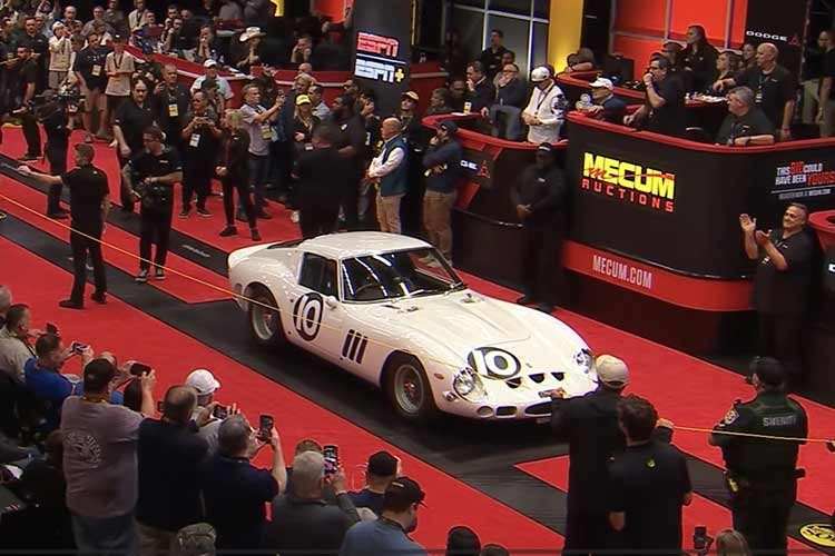 Một chiếc Ferrari 250 GTO Bianco Speciale năm 1962 độc nhất vô nhị, chưa từng được phục chế, vừa gia nhập câu lạc bộ những chiếc xe đắt nhất thế giới, vượt mọi kỳ vọng tại sự kiện Mecum Kissimmee năm 2026, trở thành chiếc xe đắt nhất từng được bán đấu giá tại nhà đấu giá này.