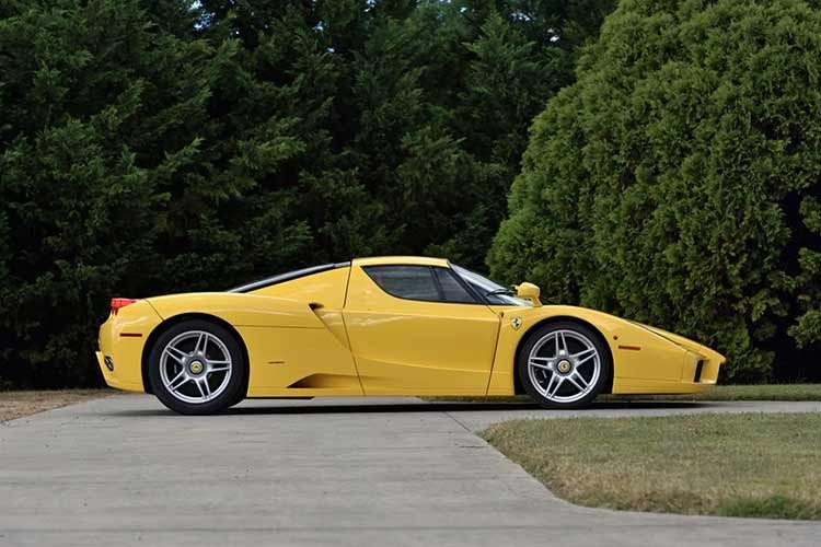 Và chiếc xe Ferrari Enzo siêu hiếm này chắc chắn đã được hưởng trọn vẹn cả hai điều đó. Chủ sở hữu, nhà sưu tập Ferrari Phil Bachman ở Tennessee, đã đặt mua chiếc xe này từ năm 2003, nhưng ông đã yêu cầu Ferrari không giao xe trước khi thực hiện một số sửa đổi nhất định tại nhà máy.
