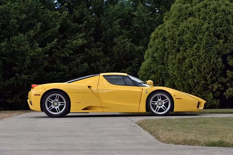 Và chiếc xe Ferrari Enzo siêu hiếm này chắc chắn đã được hưởng trọn vẹn cả hai điều đó. Chủ sở hữu, nhà sưu tập Ferrari Phil Bachman ở Tennessee, đã đặt mua chiếc xe này từ năm 2003, nhưng ông đã yêu cầu Ferrari không giao xe trước khi thực hiện một số sửa đổi nhất định tại nhà máy.