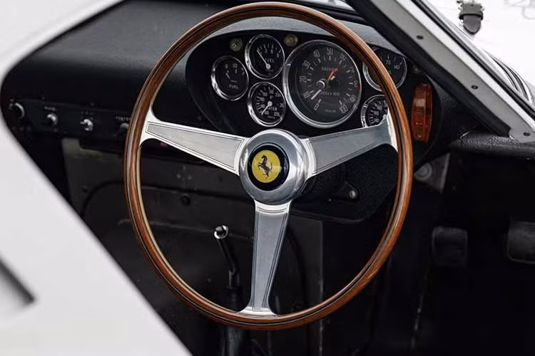 Khung gầm số 3729GT được hoàn thành vào ngày 7/5/1962. Chiếc xe ngay lập tức được gửi đến công ty chế tạo thân xe Carrozzeria Scaglietti để hoàn thiện phần thân xe bằng nhôm do Bizzarini thiết kế và Ferrari phát triển. Hai tháng sau, chiếc xe đã sẵn sàng và rời xưởng kèm theo Giấy chứng nhận xuất xứ và biển số đăng ký Modena số 79396.