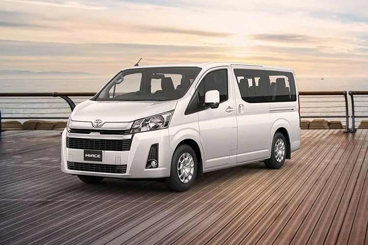 Dù vẫn giữ nguyên nền tảng thế hệ thứ 5 kể từ năm 2004, mẫu xe Toyota HiAce 2026 đã được "lột xác" bằng hệ thống công nghệ hiện đại và các tính năng an toàn tiên tiến. Đây là lời lời khẳng định về sức sống bền bỉ của một biểu tượng vốn đã trải qua 12 lần nâng cấp nhưng vẫn chiếm trọn lòng tin của khách hàng nhờ thiết kế buồng lái đặt trên động cơ tối ưu không gian.