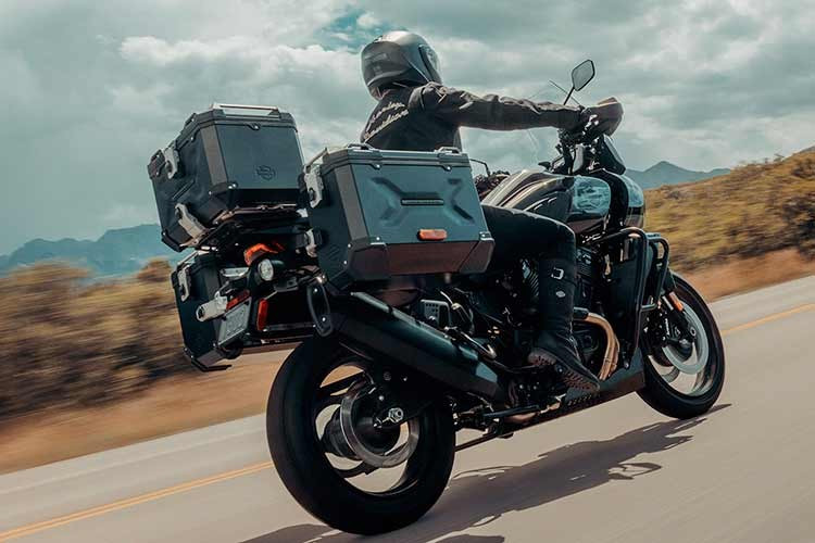 Các mức tăng cân lần này gần như chắc chắn là do trọng lượng và lực cản tăng thêm của hành lý bổ sung. Về cơ bản Pan America Limited gần như giống hệt với phiên bản CVO được phát hành năm ngoái , vốn cũng có tất cả các tùy chọn bổ sung được trang bị tiêu chuẩn.