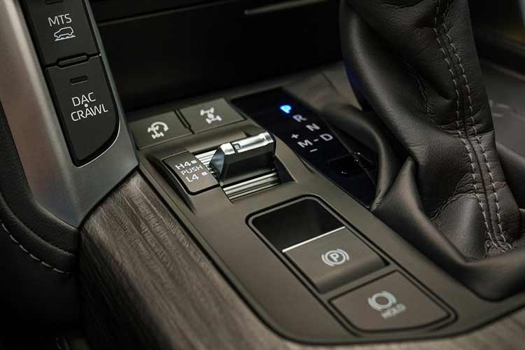 Phiên bản ZX lại nâng tầm trải nghiệm bằng hệ thống treo thích ứng và hiển thị thông tin trên kính lái HUD, cốp sau đóng mở cảm biến và vi sai chống trượt cầu sau. Riêng biến thể GR Sport hướng tới khách hàng ưa off-road với thiết kế thể thao riêng biệt cùng hệ thống treo điện tử e-KDSS, cho phép ngắt thanh cân bằng nhằm tăng độ linh hoạt trên địa hình khó.