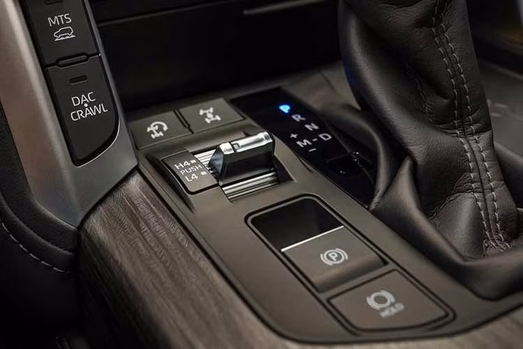 Phiên bản ZX lại nâng tầm trải nghiệm bằng hệ thống treo thích ứng và hiển thị thông tin trên kính lái HUD, cốp sau đóng mở cảm biến và vi sai chống trượt cầu sau. Riêng biến thể GR Sport hướng tới khách hàng ưa off-road với thiết kế thể thao riêng biệt cùng hệ thống treo điện tử e-KDSS, cho phép ngắt thanh cân bằng nhằm tăng độ linh hoạt trên địa hình khó.