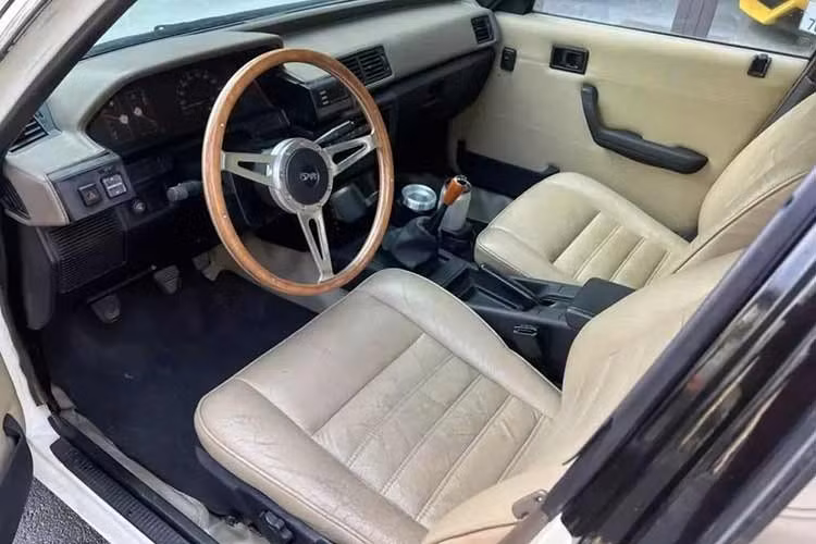 Mẫu Mark II có hai phiên bản khác nhau: mui cứng có cột trụ và sedan. Về ngoại hình, chúng khác nhau trong khi nội thất vẫn giữ nguyên. Những thay đổi ngoại thất trên phiên bản mui cứng bao gồm mũi xe dốc hơn (cần lưới tản nhiệt mới), cụm đèn pha mỏng hơn phù hợp với mũi xe dốc, cửa sổ không khung, đèn hậu mỏng hơn, chắn bùn trước và cản trước.