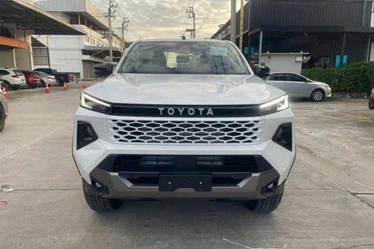 Tuy nhiên, có thể dựa trên cấu hình xe ở Thái Lan để mường tượng Hilux dành cho Việt Nam có gì. Như thông tin đã đưa, Toyota Hilux 2026 vẫn được phát triển dựa trên nền tảng khung gầm Innovative International Multi-purpose Vehicle (IMV) như cũ. Trong khi đó, thiết kế và trang bị của xe đã được nâng cấp mạnh mẽ.