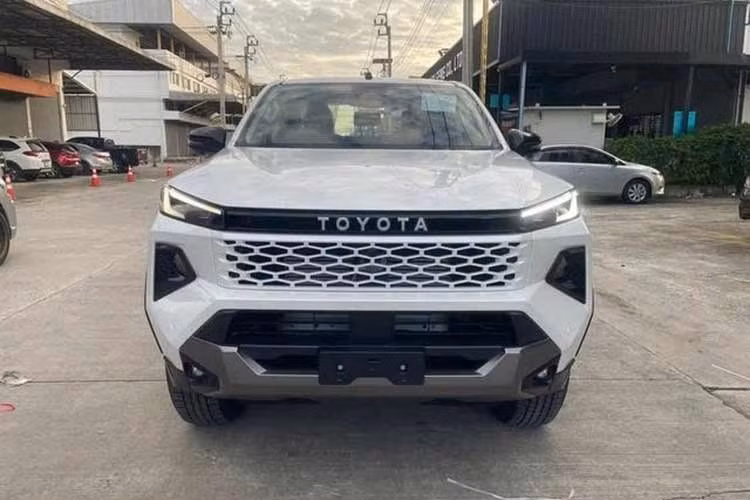 Tuy nhiên, có thể dựa trên cấu hình xe ở Thái Lan để mường tượng Hilux dành cho Việt Nam có gì. Như thông tin đã đưa, Toyota Hilux 2026 vẫn được phát triển dựa trên nền tảng khung gầm Innovative International Multi-purpose Vehicle (IMV) như cũ. Trong khi đó, thiết kế và trang bị của xe đã được nâng cấp mạnh mẽ.