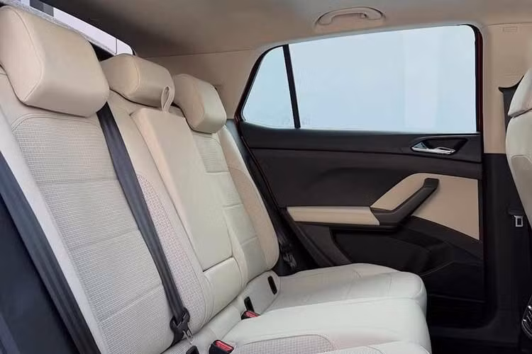 Bảng đồng hồ kỹ thuật số cũng được mở rộng. Các phiên bản Prestige và Monte Carlo được trang bị bảng đồng hồ kỹ thuật số 10,25 inch, trong khi các phiên bản Signature và Sportline lần đầu tiên được trang bị màn hình kỹ thuật số 8 inch.