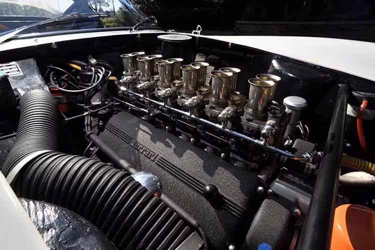 Hộp số sàn năm cấp truyền lực xuống bánh sau. Hệ thống phanh đĩa bốn bánh đảm bảo lực hãm. Chiếc Ferrari 250 GTO Bianco Speciale năm 1962 sử dụng mâm xe nan hoa Borrani kiểu tháo lắp nhanh. Chủ sở hữu mới sẽ mang về nhà cuốn Sổ đăng ký xe Ferrari Classiche Red Book và một động cơ V12 theo tiêu chuẩn 250 GTO để sử dụng trên đường phố, du lịch và đường đua.