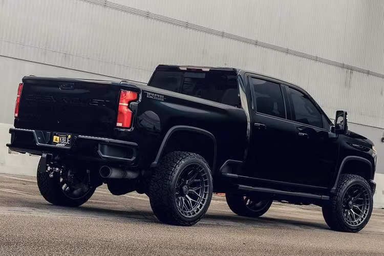 Mặc dù dòng xe Ford F-Series vẫn giữ vững vị trí dẫn đầu với gần 829.000 chiếc được bán ra sau khi tăng 8,3%, GM vẫn tự hào là nhà sản xuất xe bán tải cỡ lớn hàng đầu tại Mỹ trong năm thứ sáu liên tiếp nhờ doanh số kết hợp của Chevrolet Silverado và Silverado HD, cùng với GMC Sierra và Sierra HD, khi đạt không dưới 940.000 chiếc, tăng 7%.