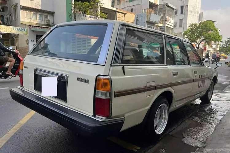 Với bộ sưu tập xe gần 800 chiếc, thì đây chắc chắn là 1 trong những cá nhân có dàn xe nhiều nhất thế giới mất rồi, để tăng số lượng xe của mình, "Qua" Vũ không chỉ kiếm các siêu xe, xe thể thao đắt tiền, xe JDM chơi mà còn nhiều mẫu xe bình dân như Toyota Cressida Wagon đời cũ.