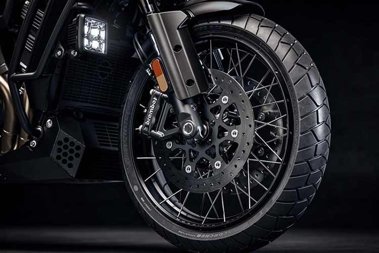 Giống như hầu hết những mẫu adventure phân khối lớn đời mới, Pan America Limited được trang bị rất nhiều công nghệ điện tử tiên tiến để giúp việc lái xe trở nên dễ dàng nhất có thể. Ví dụ, hệ thống điều chỉnh chiều cao yên xe thích ứng được trang bị tiêu chuẩn, giúp hạ thấp chiều cao yên từ 840mm khi đang chạy xuống 815mm khi dừng lại, mức thấp nhất trong tất cả các mẫu Pan America từ trước đến nay.