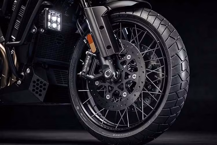 Giống như hầu hết những mẫu adventure phân khối lớn đời mới, Pan America Limited được trang bị rất nhiều công nghệ điện tử tiên tiến để giúp việc lái xe trở nên dễ dàng nhất có thể. Ví dụ, hệ thống điều chỉnh chiều cao yên xe thích ứng được trang bị tiêu chuẩn, giúp hạ thấp chiều cao yên từ 840mm khi đang chạy xuống 815mm khi dừng lại, mức thấp nhất trong tất cả các mẫu Pan America từ trước đến nay.