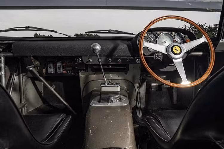 Những chiếc xe này mang màu sắc quốc kỳ của quốc gia xuất xứ của chủ sở hữu, nhưng chiếc màu Bianco Speciale lại khác biệt so với bất kỳ chiếc nào từng được sản xuất tại Maranello, miền bắc nước Ý. Được sơn màu trắng, nội thất xe bọc da màu đen, một lựa chọn mà không nhiều chủ sở hữu đặt hàng vào thời điểm đó.