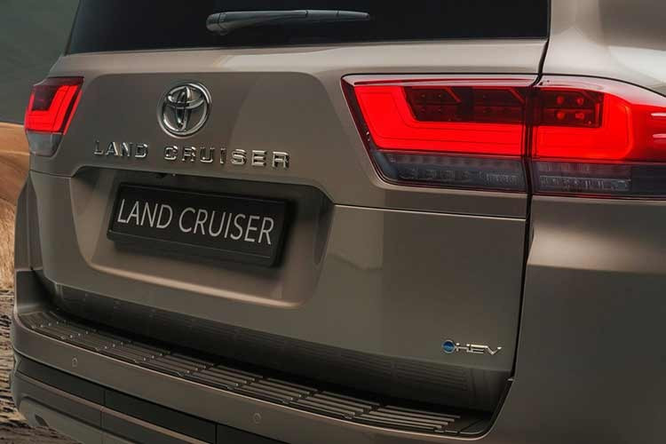 Xe được trang bị cụm pin nickel-metal hydride có khả năng chống nước tuyệt đối, cho phép duy trì khả năng lội nước sâu 700 mm. Ở dải tốc độ dưới 30 km/h, mẫu SUV đầu bảng này có thể vận hành hoàn toàn bằng điện, giúp tối ưu mức tiêu hao nhiên liệu trong đô thị.