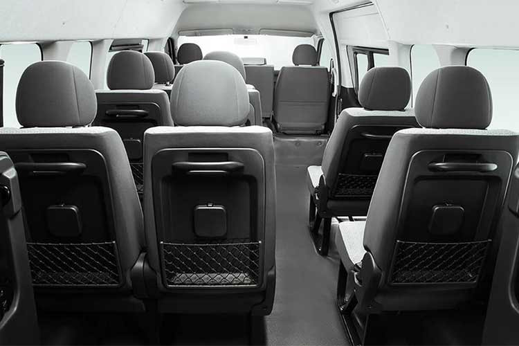 Bên dưới nắp ca-pô, xe vẫn duy trì sự tin cậy tuyệt đối với hai tùy chọn động cơ xăng 2.0L (công suất 158 ​​mã lực và mô-men xoắn 182Nm) và diesel 2.8L (công suất 149 mã lực và mô-men xoắn đạt 300Nm).