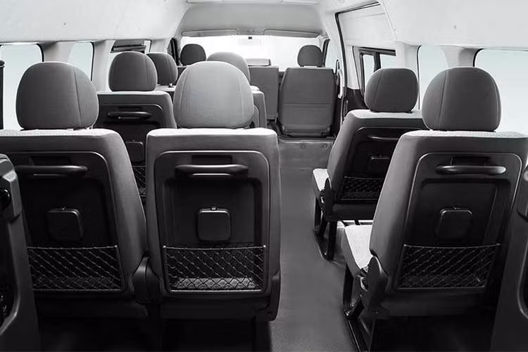 Bên dưới nắp ca-pô, xe vẫn duy trì sự tin cậy tuyệt đối với hai tùy chọn động cơ xăng 2.0L (công suất 158 ​​mã lực và mô-men xoắn 182Nm) và diesel 2.8L (công suất 149 mã lực và mô-men xoắn đạt 300Nm).