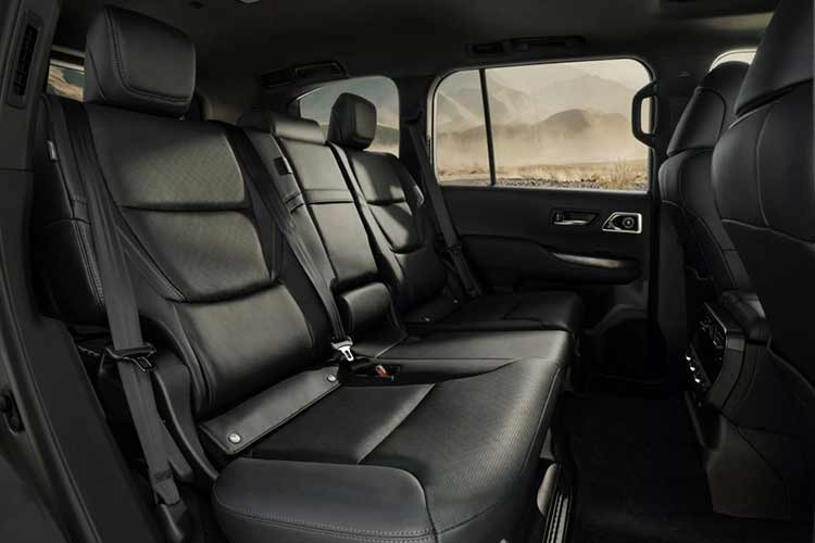 Tại thị trường châu Âu, Land Cruiser 300 Hybrid được phân phối với 3 phiên bản là: VX, ZX và GR Sport, tất cả đều được thiết kế với cấu hình 5 chỗ ngồi rộng rãi. Trong khi bản VX tiêu chuẩn đã sở hữu đầy đủ tiện nghi với dàn âm thanh 14 loa JBL và cổng sạc công suất lớn 1.500W.