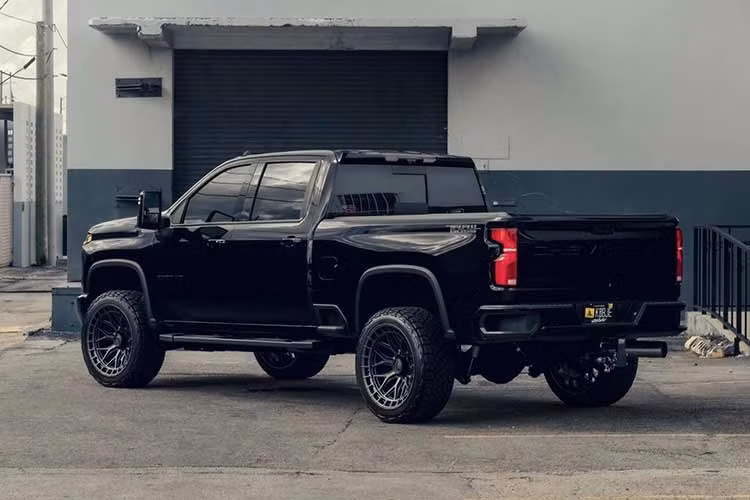 Chevrolet Silverado 2500HD sở hữu bộ tăng áp được cải tiến và tối ưu hóa, sản sinh công suất 470 mã lực (350 kW / 477 PS) và mô-men xoắn cực đại 1.320 Nm, tăng lần lượt 25 mã lực (19 kW / 25 PS) và 88 Nm so với phiên bản cũ. Xe cũng được trang bị hộp số tự động Allison 10 cấp.