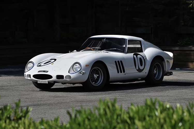 Hầu hết 250 chiếc GTO đều được sơn màu Rosso Corsa, cùng nhiều sắc thái xanh khác nhau như Genziana, Scuro, hoặc màu đặc biệt Lady in Blue, màu xanh lá cây, cũng như màu đen. Riêng một chiếc xuất xưởng với màu sơn xanh và vàng, vì nó được giao cho tay đua người Thụy Điển Ulf Norinder.