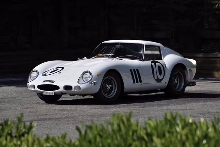 Hầu hết 250 chiếc GTO đều được sơn màu Rosso Corsa, cùng nhiều sắc thái xanh khác nhau như Genziana, Scuro, hoặc màu đặc biệt Lady in Blue, màu xanh lá cây, cũng như màu đen. Riêng một chiếc xuất xưởng với màu sơn xanh và vàng, vì nó được giao cho tay đua người Thụy Điển Ulf Norinder.