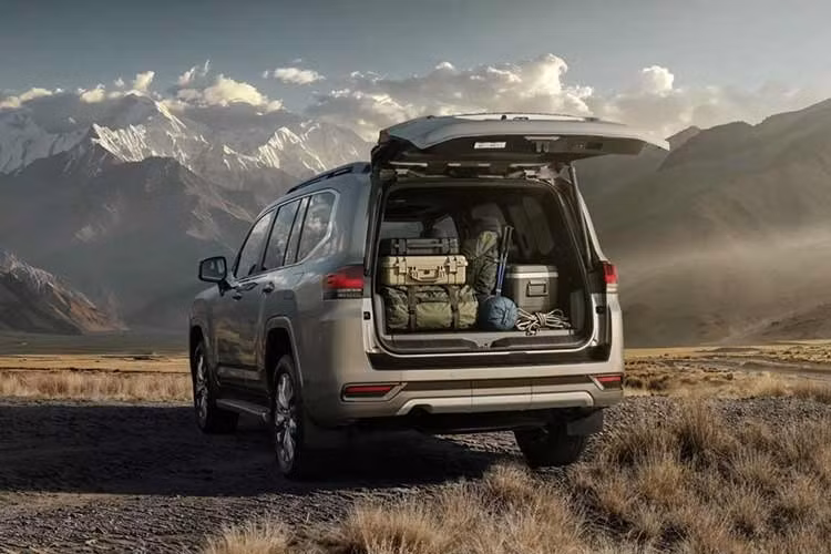 Trong khi đó, GR Sport sở hữu thiết kế thể thao riêng biệt với cản trước, lưới tản nhiệt, vòm bánh xe khác biệt và hệ thống treo điện tử e-KDSS – cho phép ngắt thanh cân bằng để cải thiện độ linh hoạt khi off-road.