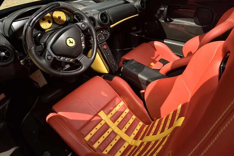 Chiếc Ferrari Enzo 2003 vừa trúng đấu giá này sẽ được kèm theo bạt phủ xe, sách hướng dẫn sử dụng, sổ bảo dưỡng và bộ dụng cụ sửa chữa nguyên bản theo xe dành cho chủ nhân mới.
