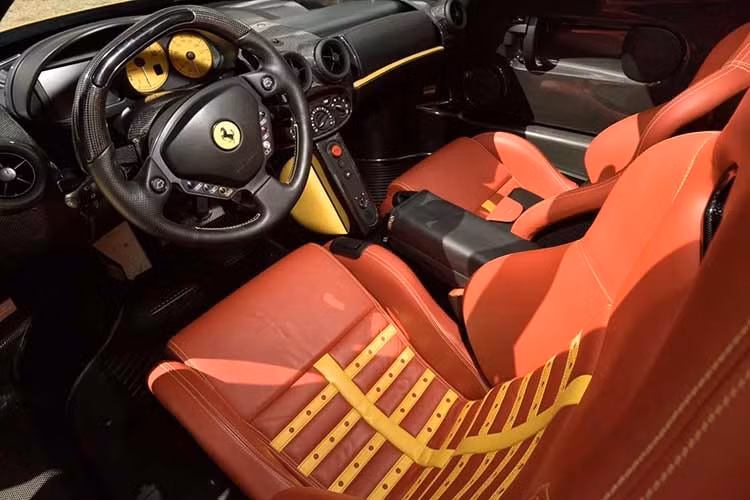 Chiếc Ferrari Enzo 2003 vừa trúng đấu giá này sẽ được kèm theo bạt phủ xe, sách hướng dẫn sử dụng, sổ bảo dưỡng và bộ dụng cụ sửa chữa nguyên bản theo xe dành cho chủ nhân mới.