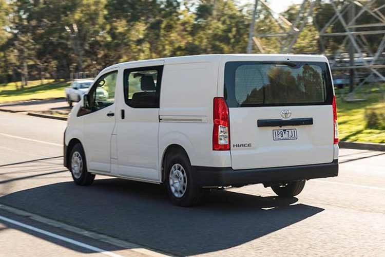 Tuy nhiên, điểm nhấn quan trọng nhất lại nằm ở khoang cabin, nơi sự "già cỗi" thường thấy đã hoàn toàn biến mất để nhường chỗ cho hơi thở công nghệ. Lần đầu tiên, người dùng được trải nghiệm màn hình cảm ứng trung tâm 8 inch và bảng đồng hồ kỹ thuật số 7 inch hiện đại.