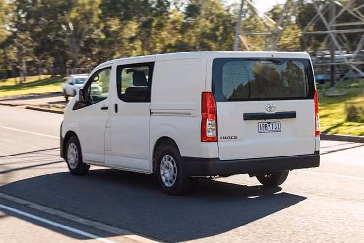 Tuy nhiên, điểm nhấn quan trọng nhất lại nằm ở khoang cabin, nơi sự "già cỗi" thường thấy đã hoàn toàn biến mất để nhường chỗ cho hơi thở công nghệ. Lần đầu tiên, người dùng được trải nghiệm màn hình cảm ứng trung tâm 8 inch và bảng đồng hồ kỹ thuật số 7 inch hiện đại.