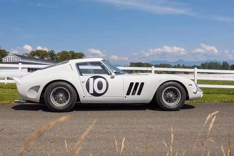 Đặc điểm độc đáo đó, cùng với lịch sử đua xe lừng lẫy, tính nguyên bản cao (do chưa từng được phục chế) và sự bảo quản cẩn thận, đã biến chiếc xe này thành một báu vật. Đây là 1 trong 36 chiếc Ferrari 250 GTO từng được sản xuất và là 1 trong 8 chiếc duy nhất được cấu hình tay lái bên phải.