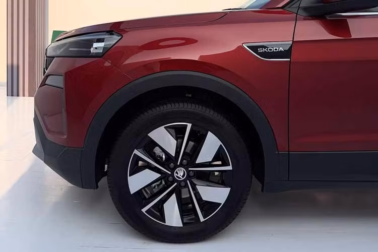 Tất cả các phiên bản đều được trang bị mâm hợp kim tiêu chuẩn, trong khi các phiên bản Prestige và Monte Carlo nhận được mâm hợp kim thiết kế mới và các nâng cấp ngoại hình khác. Skoda cũng đã mở rộng bảng màu với ba màu mới – Xanh Shimla, Đỏ Cherry và Xám Thép – nâng tổng số lựa chọn màu sắc lên 8.