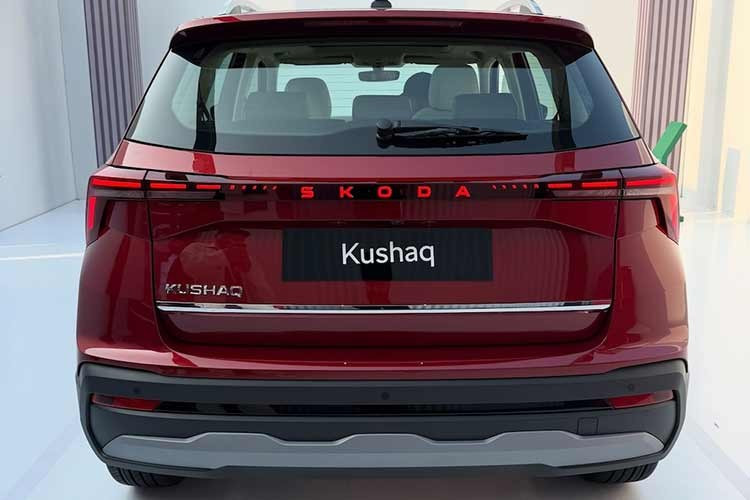 Một điểm nổi bật chính của bản cập nhật là việc giới thiệu hộp số tự động 8 cấp hoàn toàn mới cho động cơ xăng 1.0 lít TSI, một trang bị lần đầu tiên xuất hiện trong phân khúc này. Động cơ 1.0 TSI sản sinh công suất 115PS và mô-men xoắn 178Nm, hiện có sẵn với hộp số sàn 6 cấp hoặc hộp số tự động 8 cấp mới.