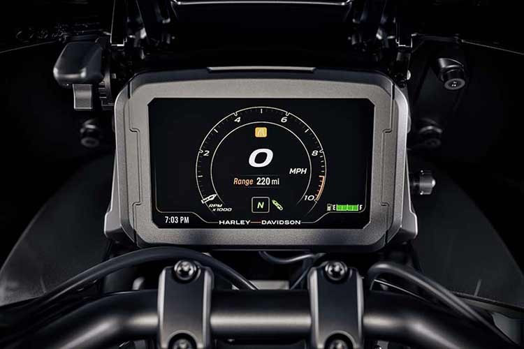 Ốp pô chịu lực, tấm chắn gầm bằng nhôm và tấm bảo vệ bộ tản nhiệt cũng được trang bị tiêu chuẩn trên phiên bản Limited này, tất cả đều được sơn tĩnh điện màu đen. Bánh xe cũng được làm bằng nhôm đen, với nan hoa bằng thép và lốp không săm chuyên dụng cho đường trường, chúng cũng được trang bị hệ thống giám sát áp suất lốp có thể kiểm tra thông qua màn hình TFT 6,8 inch.