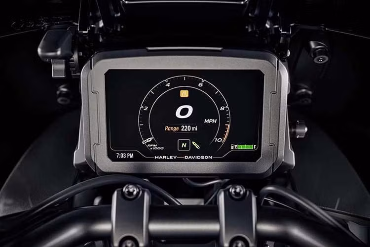 Ốp pô chịu lực, tấm chắn gầm bằng nhôm và tấm bảo vệ bộ tản nhiệt cũng được trang bị tiêu chuẩn trên phiên bản Limited này, tất cả đều được sơn tĩnh điện màu đen. Bánh xe cũng được làm bằng nhôm đen, với nan hoa bằng thép và lốp không săm chuyên dụng cho đường trường, chúng cũng được trang bị hệ thống giám sát áp suất lốp có thể kiểm tra thông qua màn hình TFT 6,8 inch.